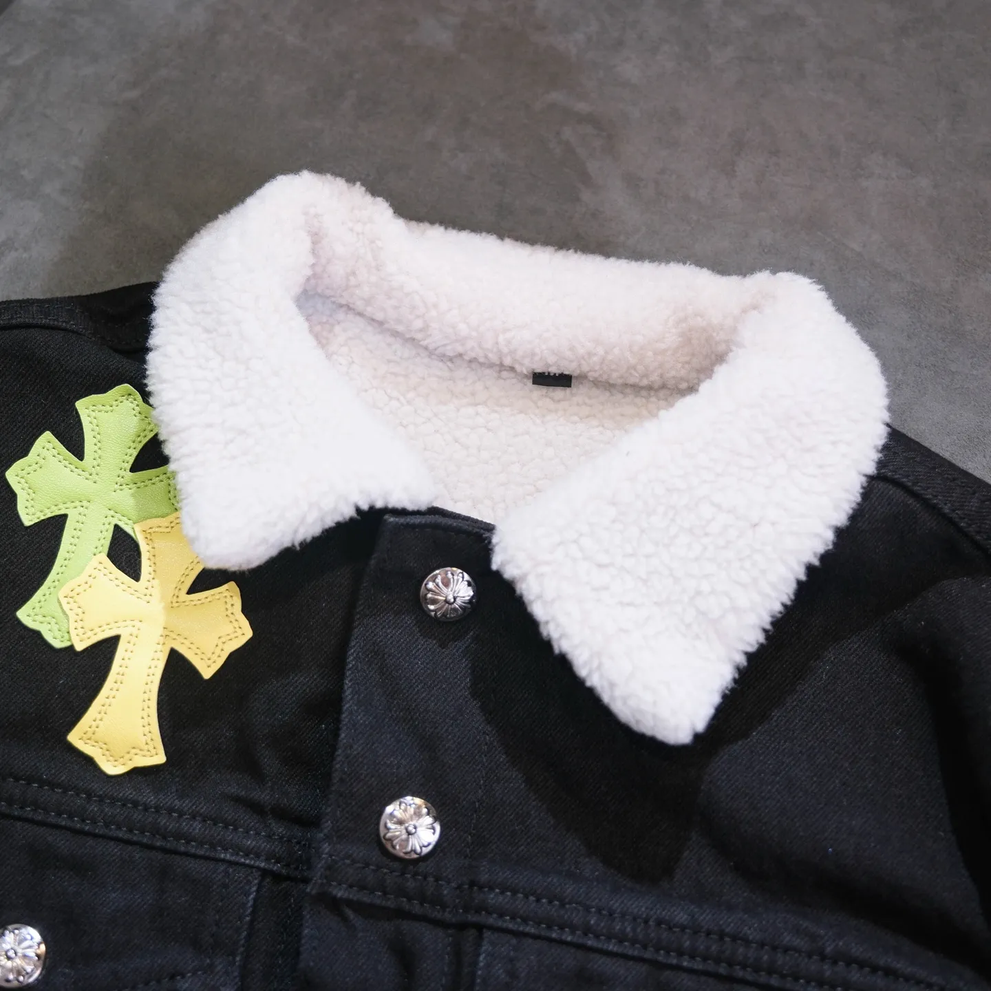 P340 ChromeHearts CH ChromeHearts Lamb Wool Collar Jacket Black Denim Jacket Colorful Cross Patchwork Leather Suede Lamb Wool Lining Fashionable and Personalized Super versatile and good-looking denim jacket Suitable for both men and women A must-have item Packaging Tag Collar Label Washed Wheat Complete Color: Black Size: S-XL